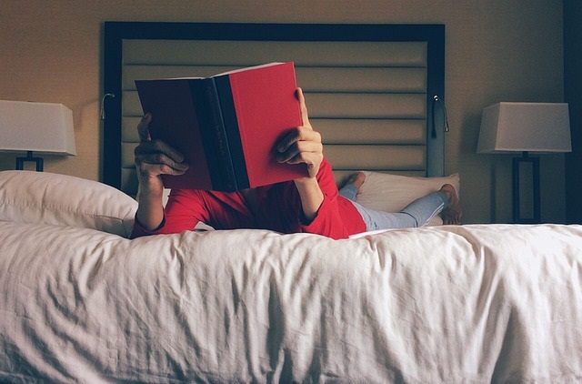 Czytanie książki w łóżku